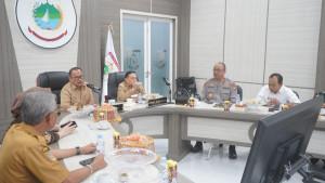 Gubernur-Sulbar-Suhardi-Duka-dan-Wakil-Gubernur-Salim-S-Mengga-mengikuti-rapat.jpg