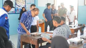 Gubernur-Sulbar-Suhardi-Duka-meninjau-pelaksanaan-Makanan-Bergizi-Gratis-di-SMAN-1-Kalukku.jpg