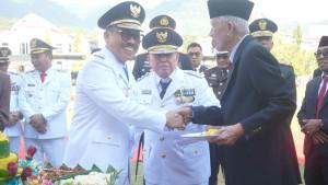 Gubernur-Sulbar-Suhardi-Duka-menyerahkan-potongan-tumpeng-ke-salah-satu-eksponen-pendiri-Sulbar.jpg