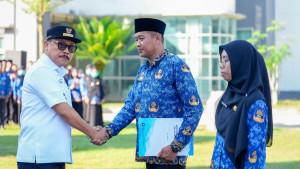 Gubernur-Sulbar-Suhardi-Duka-menyerahkan-secara-simbolis-SK-kepada-39-PPPK-Penuh-Waktu.jpg