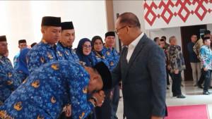 Gubernur-Sulbar-Suhardi-Duka-saat-memberikan-selamat-kepada-pejabat-yang-baru-dilantik.jpg