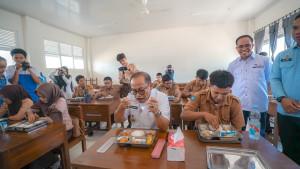 Gubernur-Sulbar-meninjau-langsung-pelaksanaan-Program-MBG-di-SMKN-1-Rangas.jpg