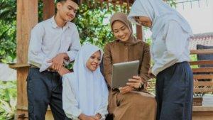 Guru-dan-siswa-sedang.jpg