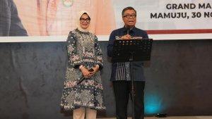 Idris-dan-istri-saat-menyampaikan-pidato-dalam-acara-perpisahan-di-Hotel-maleo-mamuju.jpg