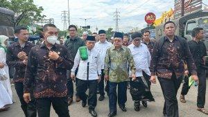 Jusuf-kalla-Jalan-kaki-ke-lokasi-peringatan-1-abad-NU-ditemani-Gubernur-Jambi-Al-haris.jpg