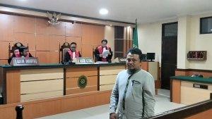 Kades-Sumarrang-atas-nama-Sudirman-hendak-meninggalkan-ruang-sidang.jpg