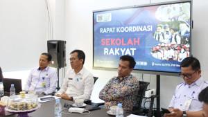 Kadis-Sosial-Kabupaten-Mamuju-Ikhsan-Lasami-kedua-dari-kiri-saat-mengikuti-rapat-sekolah-rakyat.jpg