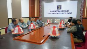 Kakanwil-Kemenkum-Sulbar-Sunu-Tedy-Maranto-terima-audiance-alumni-hukum-Unika.jpg