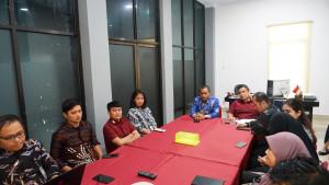 Kakanwil-Kemenkum-Sulbar-Sunu-Tedy-saat-memimpin-rapat-evaluasi-pelaksanaan-anggaran.jpg