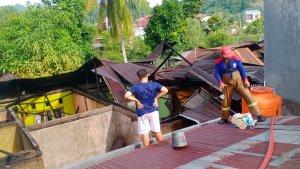 Kanit-Rescue-Damkar-Mamuju-A-Jubair-saat-memadamkan-api-yang-menghanguskan-rumah-di-BTN-Maspul.jpg