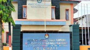 Kantor-KPU-Polman-di-Jl-Wahid-Hasyim-Kelurahan-Pekkabata-Kecamatan-Polewali.jpg