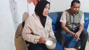 Kasma-saat-menunjukkan-beras-yang-ia-masak-sudah-tiga-hari-tidak-basi.jpg