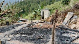 Kebakaran-rumah-di-Kecamatan-Pana-Kabupaten-Mamasa.jpg