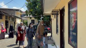 Keluarga-Husain-35-yang-ditemukan-tewas-datangi-Polres-Polman.jpg
