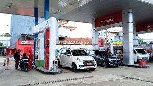 Kendaraan-sedang-mengisi-Pertamax-di-SPBU-Kali-Mamuju.jpg