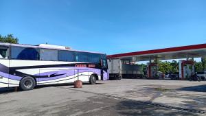 Kendaraan-yang-mengantre-mengisi-BBM-di-SPBU-Simbuang-Jalan-Jenderal-Sudirman.jpg