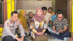Kepala-DLH-Pasangkayu-Darmawati-saat-memediasi-mahasiswa-PMII-dalam-aksi-demo.jpg