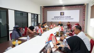 Kepala-Divisi-P3H-John-Batara-Manikallo-mewakili-Kakanwil-Kemenkum-Sulbar-Sunu-Tedy-Maranto.jpg