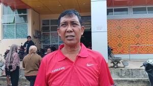 Kepsek-SDN-Taan-Galung-Mursalim-Angge-saat-ditemui-di-Puskesmas-Tapalang.jpg