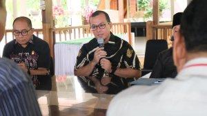 Ketua-DPRD-Mamju-Tengah-Arsal-Aras-saat-menghadiri-rapat-bersama-pemprov-Sulbar.jpg