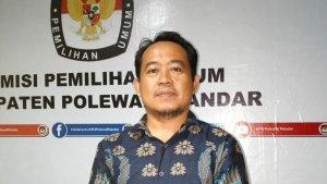 Ketua-KPU-Polman-Rudianto-saat-memberi-keterangan-pers-kepada-wartawan.jpg