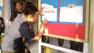 Ketua-PPS-Kelurahan-Binanga-Kecamatan-Mamuju-Zainuddin-Miswan-mencoret-nama-Eko-Purwanto.jpg