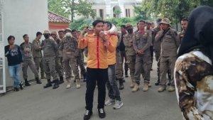 Ketua-Permahi-Mamuju-Wardian-demo-di-depan-Kantor-Bupati-Mamuju.jpg