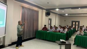 Komisioner-KI-Sulbar-Masram-menyampaikan-materi-terkait-standar-layanan-informasi-publik-di-desa.jpg