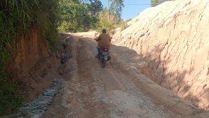 Kondisi-jalan-penghubung-dua-kecamata.jpg