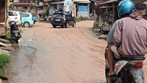 Kondisi-jalan-poros-Tawalian-Mamasa-tepat-di-L.jpg