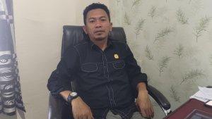 Koordinator-Perencanaan-Data-dan-Informasi-KPU-Mamuju-Hasdaris-saat-ditemui-di-ruang-kerjanya.jpg