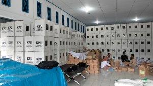 Kotak-suara-yang-tersusun-di-gudang-logistik-KPU-Polman.jpg