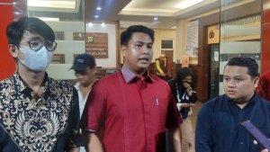 Kuasa-hukum-AG-Mangata-Toding-Allo-di-Polres-Metro-Jakarta-Selatan.jpg