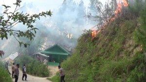 Lahan-pinus-di-Desa-Buntubuda-Kabupaten-Mamasa-Sulawesi-Barat-hangus-terbakar.jpg