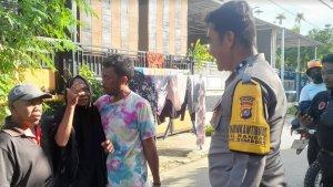 Lansia-penjual-kue-keliling-pakai-jilbab-sudah-ditemukan-dan-diambil-oleh-keluarganya.jpg
