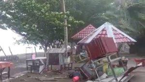 Lapak-di-wisata-pantai-Koa-Koa-Pasangkayu-rusak-akibat-diterjang-angin-kencang.jpg