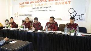 Lima-orang-timsel-Bawaslu-Sulbar-saat-menggelar-tes-wawancara.jpg