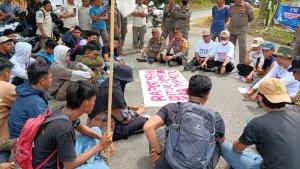 Massa-aksi-Kalukku-Menggugat-saat-bertemu-empat-kepala-OPD-Pemkab-Mamuju.jpg