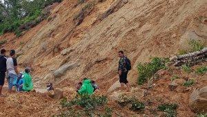 Material-longsor-tutup-badan-jalan-poros-Mamuju-Mamasa-di-Galung-Kecamatan-Rantebulahan-Timur.jpg