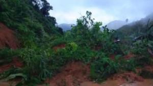 Material-longsor-tutup-total-jalan-poros-Mamuju-Mamasa-tepat-di-Desa-Malatito.jpg