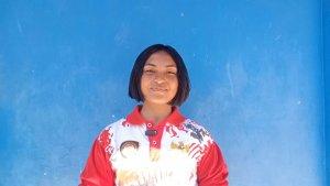 Mesya-Datu-Bulawan-siswi-SMAN-1-Sumarorong-pembawa-baki-upacara-penurunan-di-Mamasa.jpg