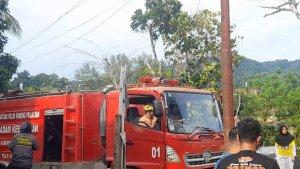 Mobil-pemadam-kebakaran-Mamuju-saat-tiba-di-lokasi-memadamkan-api-di-BTN-Maspul.jpg