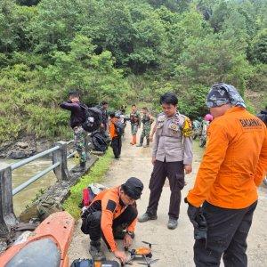 Nenek-dan-cucu-di-Mamasa-yang-tenggelam-masih-dicari-tim-SAR.jpg