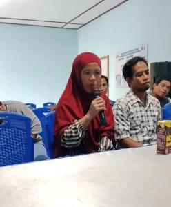 Nurlina-saat-klarifikasi-di-Kantor-Kecamatan-Tapalang-Barat-Kabupaten-Mamuju-Sesala-7102025.jpg