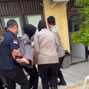 PPPK-paruh-waktu-pingsan-saat-sedang-menunggu-antrean-SKCP-di-Polres-Majene.jpg