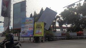 Papan-reklame-tumbang-di-simpang-empat-simbuang-Mamuju-tumbang-sandar-di-tiang-traffic-light.jpg