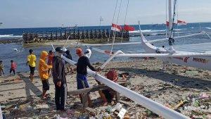 Para-Passandeq-sedang-memperbaiki-perahu-Sandeq-yang-akan-diperlombakan.jpg