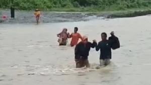 Para-guru-SMPN-7-Bambalamotu-saat-menyeberangi-sungai-dalam-kondisi-banjir-demi-mengajar.jpg