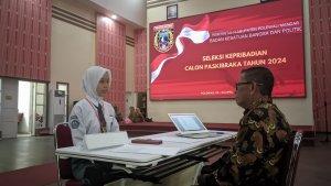 Para-pelajar-saat-mengikuti-tes-kepribadian-untuk-seleksi-paskibraka.jpg