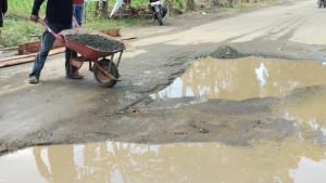 Pekerja-mulai-memperbaiki-ruas-Jalan-Poros-Bayor-Desa-Topoyo-Kecamatan-Topoyo.jpg
